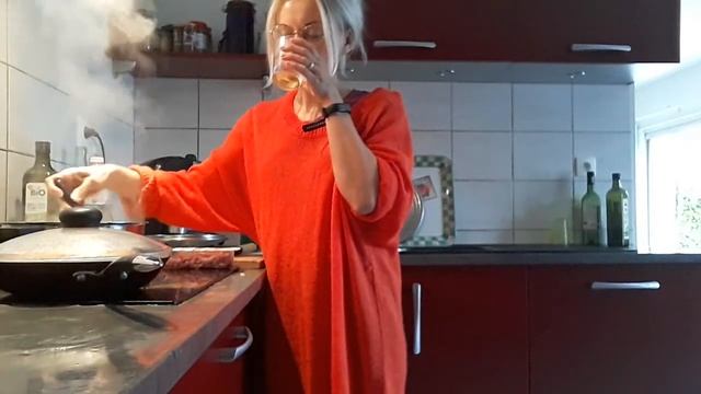 Готовлю ужин. Шпагетти Карбонара / I am cooking dinner in French. смотреть онлайн