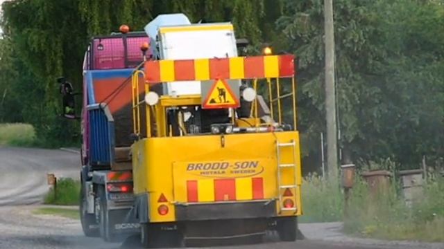 Scania R560 Pulls A BRODD-SON Sweeping Machine смотреть онлайн