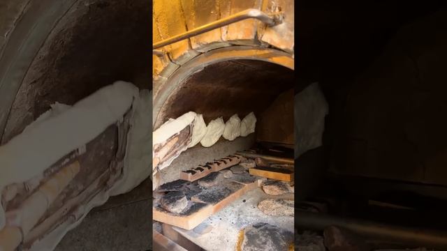 Хлеб, испеченный в печи из красной глины. Канал Уличная Еда / Street Food Channel смотреть онлайн