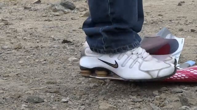 Nike Shox vs. adidas Werbeplakat смотреть онлайн