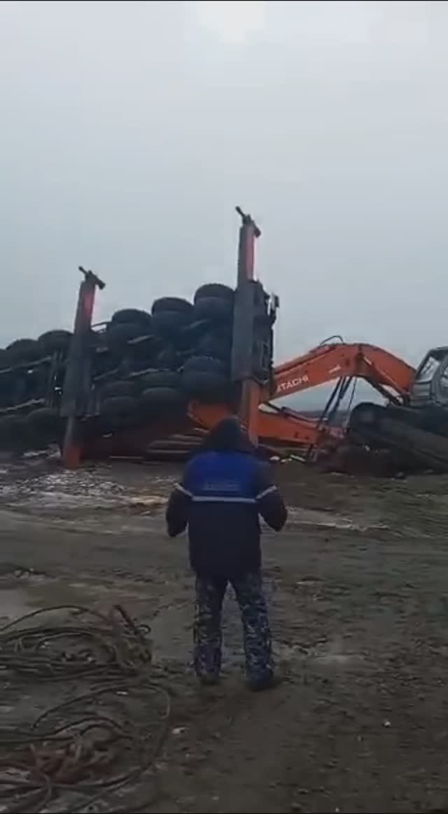 Жесть! Двойной удар👊 Упал кран вместе с экскаватором. смотреть онлайн