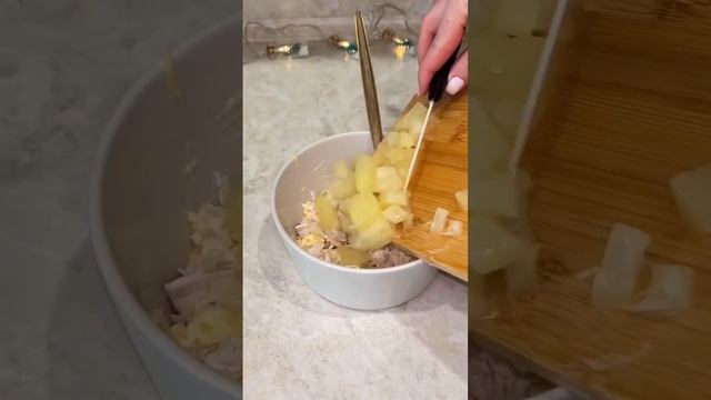 Тарталетки с курицей и ананасами: грудка 150 гр,сыр 100 гр🍍ананас 1 банка🧄чеснок 2зуб🥛майонез смотреть онлайн