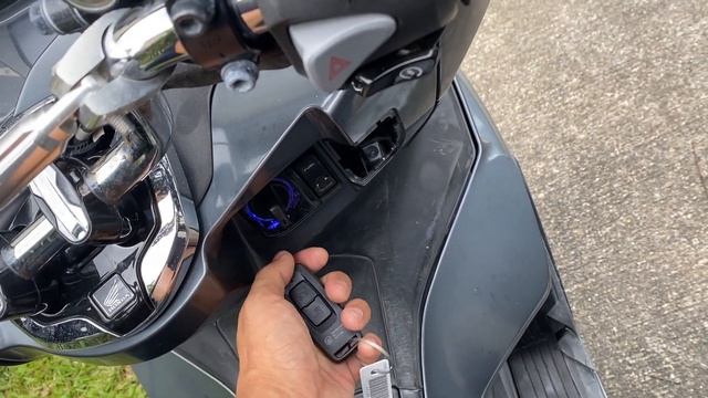 沖縄バイクの合鍵屋出張ホンダPCX160 KF47 スマートキーをなくして紛失登録現場で作成しました。