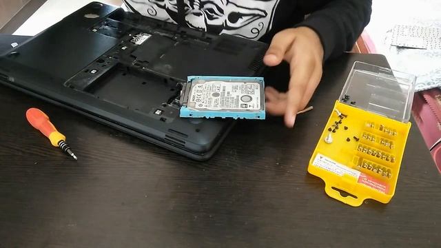 Open/Repair/Clean HP 2000 2d49tu laptop. Change RAM, hard disk, CPU fan etc смотреть онлайн