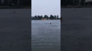 купаюсь в дождь, в озере