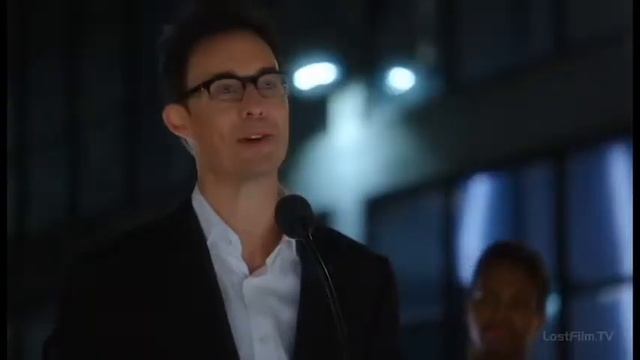 Барри и Айрис в Стар Лабс на запуске ускорителя частиц.