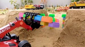 Игрушечный динозавр сталкивается с грузовиком | Спасательная команда полицейской машины