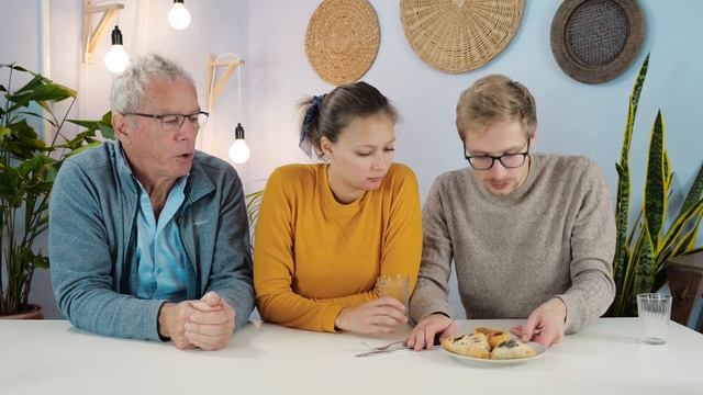 Dutch trying Israeli food and drinks - Episode 2 Pastry смотреть онлайн