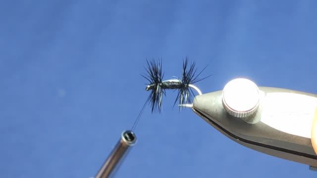 Fly tying a Dry Fly Black Gnat смотреть онлайн