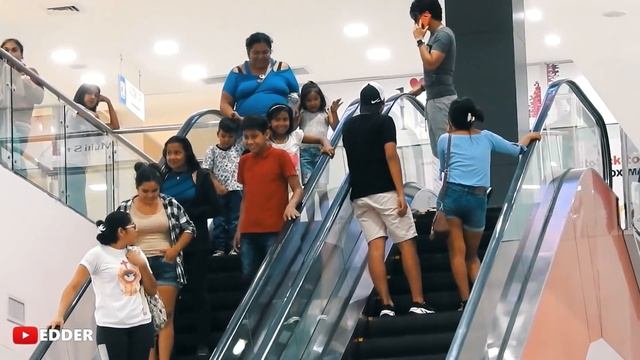 BROMA LLAMADA FALSA FRENTE A DESCONOCIDOS en la ESCALERA MECÁNICA 🤣 [cámara oculta]