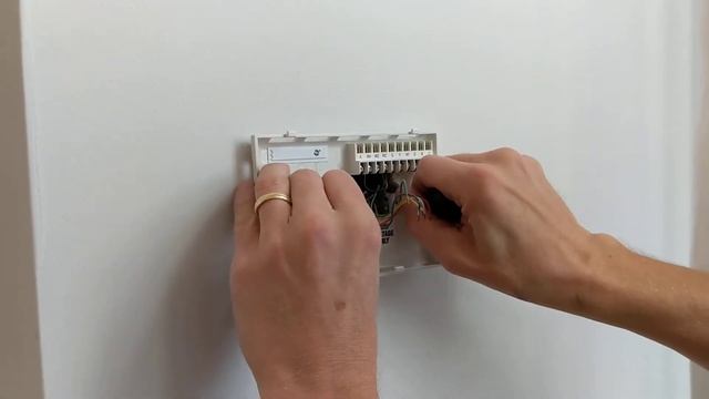 Replacing a Simple Comfort 2001 with a Luxpro PSP721U programmable thermostat смотреть онлайн