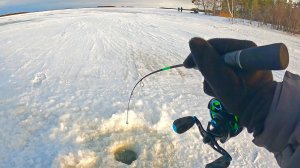 Забрались на озеро СРЕДИ БОЛОТА! Долгожданная рыбалка на щуку под Новый год!