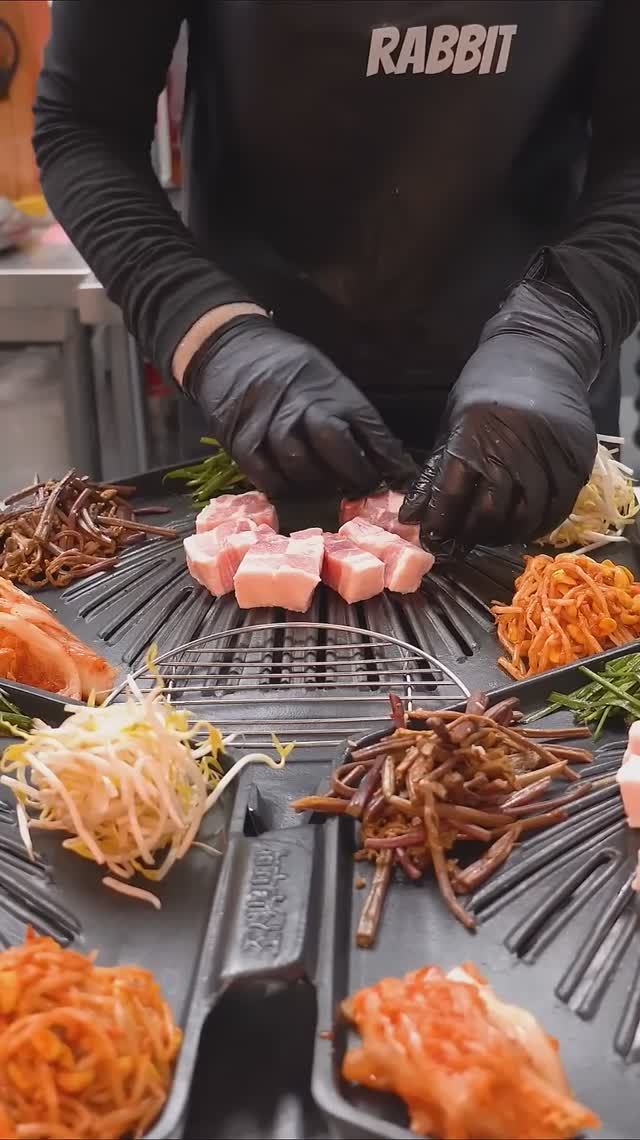 Огромный мясной ресторан с грилем в форме котла! Корейский ресторан-барбекю. смотреть онлайн