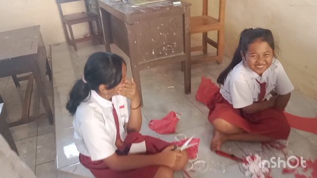 Kegiatan membuat hiasan kelas dari barang bekas siswa kelas VI SD Negeri 1 Taman Sumbermalang смотреть онлайн