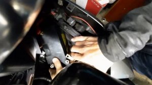fjr1300 снятие аккумулятора (2013 и моложе) через верхнюю крышку без снятия пластика вокруг приборк
