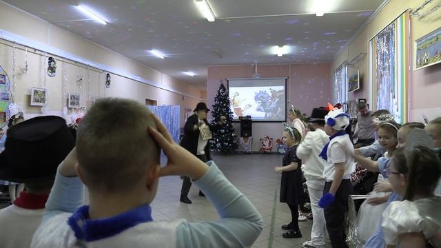 Новогодний праздник для начальной школы "Путешествие по сказкам" смотреть онлайн