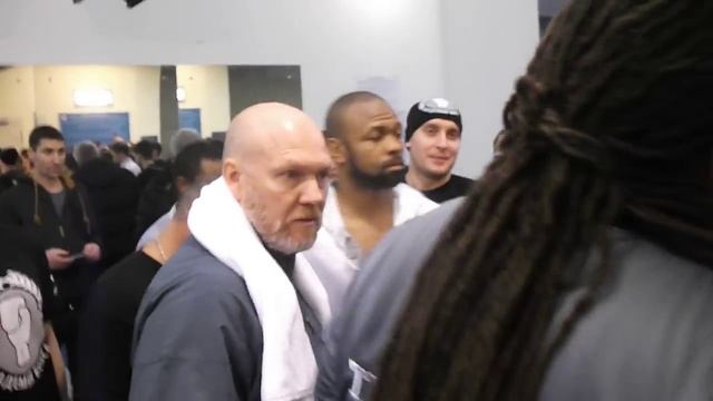 Рой Джонс перед выходом на бой с Зином Эддин Бенмаклуфом смотреть онлайн