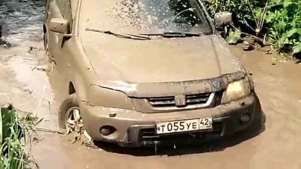 Хонда CR-V пробуем бездорожье, но недолго.