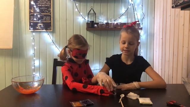 ЛЕДИ БАГ И ПОЛИНА ДЕЛАЮТ ЛИЗУНА! смотреть онлайн