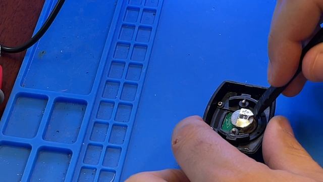 Replacing battery in Weber 6492 Original Instant-Read Thermometer L1154F смотреть онлайн