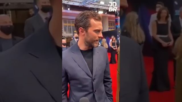 (LEGENDADO) Jamie Dornan no tapete vermelho no BFI London Film Festival em Londres - 12/10/21. смотреть онлайн