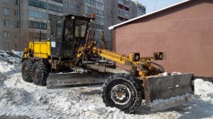 Грейдер ДЗ-143 и погрузчик Foton Lovol FL 935E на уборке снега.