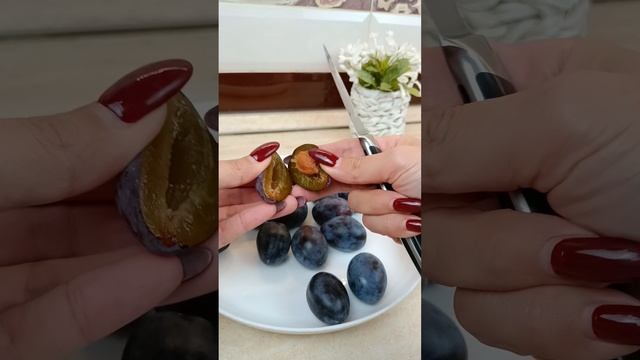 Хочется чего-то сладенького и быстрого в приготовлении? 
Тогда давайте готовить пирог из слив!