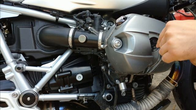 BMW R NINE T RACER 　ど素人プラグ交換 смотреть онлайн