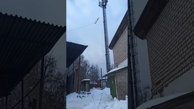 Как поднимают на базовую станцию тяжёлые компоненты связи смотреть онлайн