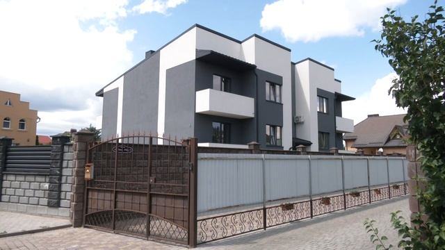 У незаконно збудований багатоквартирний будинок на Дачній у Рівному заселилися  перші мешканці