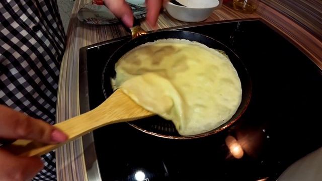 Приготовление вкусных блинчиков на масленицу / Cooking delicious pancakes for Maslenitsa 16.03.202 смотреть онлайн