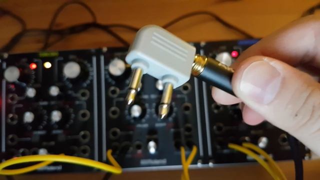 Dual mono 1/8" phone jack headphone jack adapter with Roland Aira modules смотреть онлайн