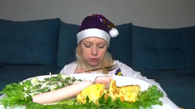 МУКБАНГ ЦВЕТНАЯ КАПУСТА В КЛЯРЕ, СОСИСКИ С СЫРОМ, ГРЕЧКА И САЛАТ/Mukbang еда на камеру/Домашняя еда смотреть онлайн