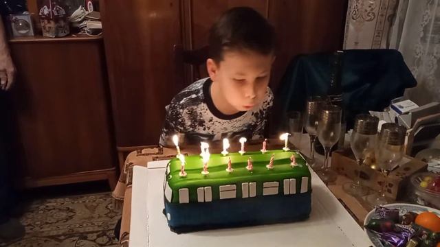 задуваю свечи на торте смотреть онлайн