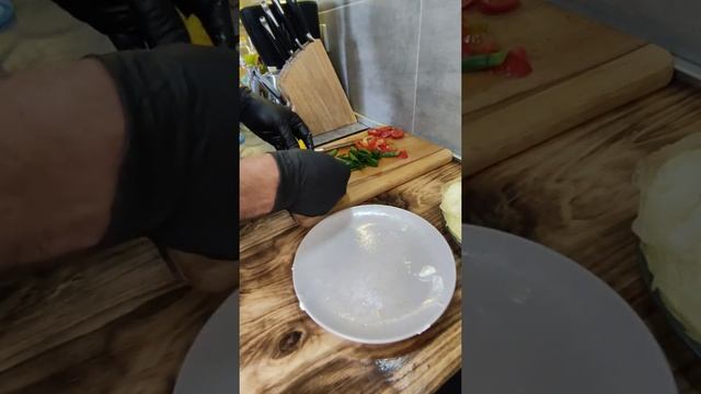 Яичные рулетики с творожным сыром и томатами. Идея для завтрака смотреть онлайн