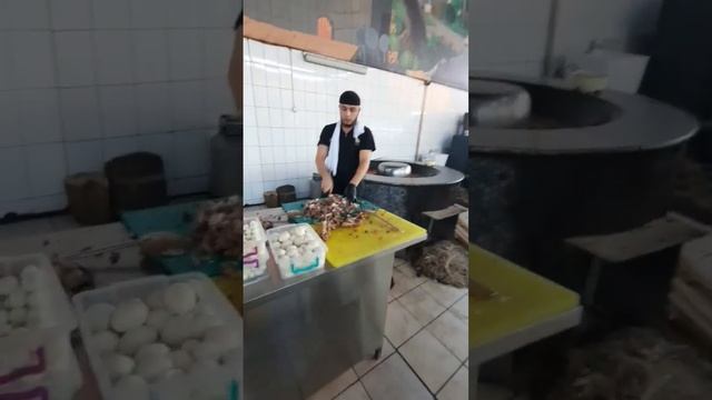 #Узбекистан, не успевают готовить плов, съедают по 10 тонн. Центр плова #Toshkent смотреть онлайн