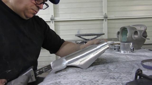 Polishing Steering Column and Dash parts of 1957 Chevrolet Nomad смотреть онлайн