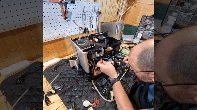 Снова Jura ena micro 9. Течь манжеты бака. Не взбивает молоко. Постоянно просит промыть. смотреть онлайн