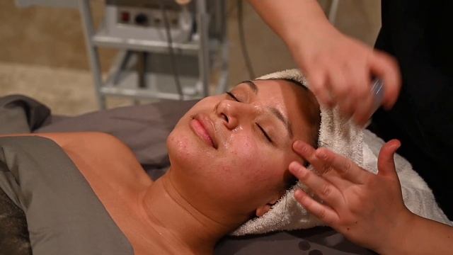 THE BEST FACIAL EVER! *microderm, jelly mask, AND MORE!* смотреть онлайн