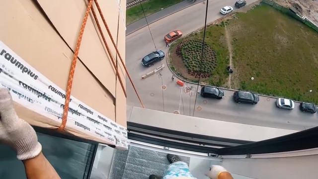 Доставка крупных дверей raumplus с использованием альпинистского снаряжения Тизер смотреть онлайн