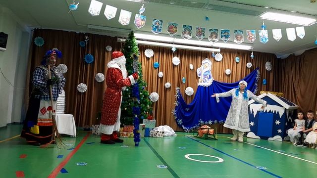 Новогодний утренник смотреть онлайн