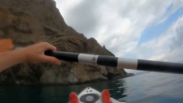 на каяках по Крыму в море около вулкана Карадаг
