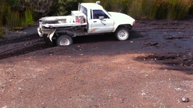 Toyota Hilux 1986 Getting bogged in some sloppy Saw dust. смотреть онлайн