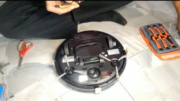 ซ่อม Smart Robot Cleaner รุ่น D-502 เฟืองแตกเพราะติดพรมเช็ดเท้า by สมปอง ไปตามใจชอบ