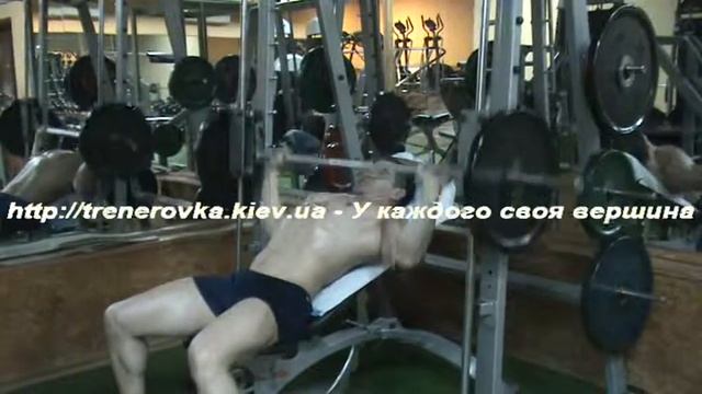 Жим_штанги_лежа_под_углом_30_в_машине_Смита2-Грудь.MPG смотреть онлайн
