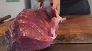 Свежайшие Сашими, вкусные блюда из морепродуктов на рыбном рынке. Японская кухня.