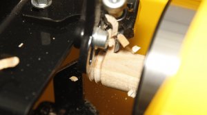 Работа резьбонарезного станка по дереву WSM-2.5