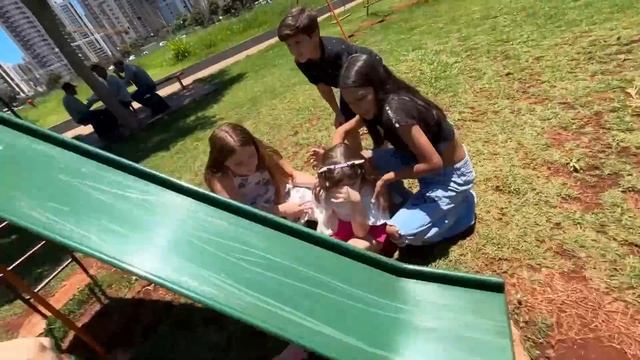 A manu sofreu um ACIDENTE no Parquinho! смотреть онлайн