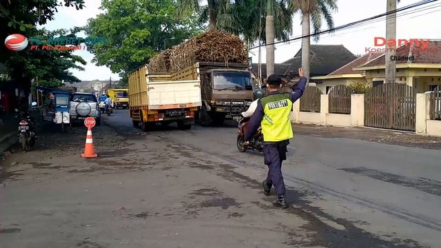 TRUK GANDENG MUATAN TEBU MASUK PG KREBET BARU MALANG смотреть онлайн