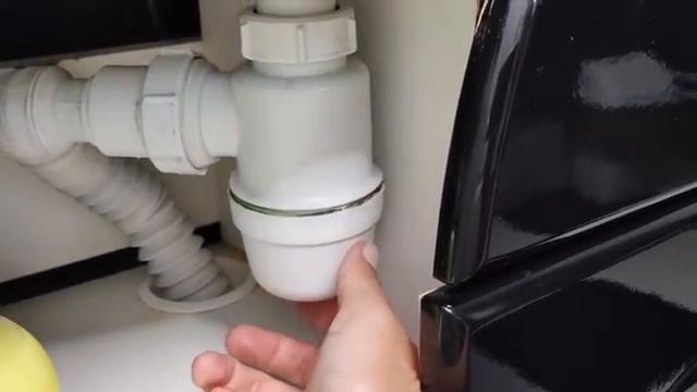 Положите резинку в слив, и вам больше никогда не придётся его чистить. Потрясающий результат! смотреть онлайн